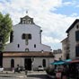 L’église Saint-Esprit a été édifiée sur les bases d'un prieuré roman dont quelques éléments subsistent dans l'édifice actuel. Cette église est élevée au rang de collégiale par Louis XI à la fin du XVe siècle. Les voûtes gothiques du chœur ornées d'entrela